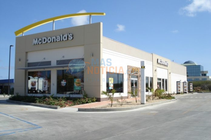McDonald’s lo ta disponibel pa su clientenan na Aruba solamente pa medio di AutoMac (drive thru)