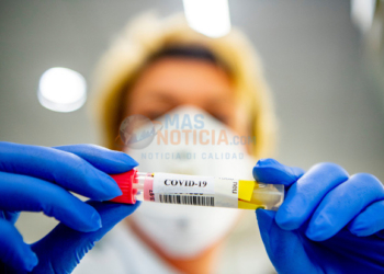 TILBURG Medewerkers testen op infectieziekten in het laboratorium van een ziekenhuis. In het laboratorium wordt getest op het coronavirus. per dag worden 500 mensen gestest op corona laborant buisjes ROBIN UTRECHT
