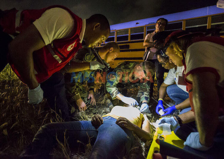 Sint Maarten, 16 juni 2015.Tijdens de oefening Hurex 2015 oefenen civiele hulpdiensten, brandweer,politie,ambulance en rode kruis, samen met militairen van het Korps Mariniers op de uit te voeren acties tijdens en na een orkaanpassage..Foto: militairen helpen met het zoeken,verzorgen en afvoeren van gewonden na de orkaanpassage.