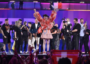 Nemo, representante de Suiza celebra tras ganar Eurovisión 2024 en Malmo, Suecia. EFE/EPA/JESSICA GOW SWEDEN OUT
