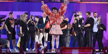 Nemo, representante de Suiza celebra tras ganar Eurovisión 2024 en Malmo, Suecia. EFE/EPA/JESSICA GOW SWEDEN OUT