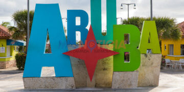 Caraibi - Aruba. Il monumento in onore dei pionieri del turismo di Aruba nella Piazza Turismo.