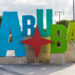 Caraibi - Aruba. Il monumento in onore dei pionieri del turismo di Aruba nella Piazza Turismo.
