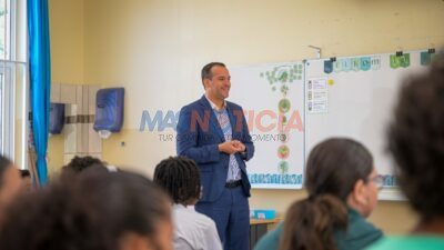 Minister Geoffrey Wever a intercambia cu alumnonan di Sint Rosa College over e importancia di educacion pa elimina pobresa 3 20241016 GBW SDG Santa Rosa College 044