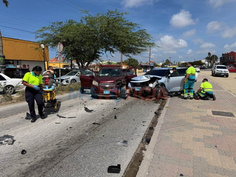 Accidente semi frontal basta fuerte cu tres hende herida na Palm Beach